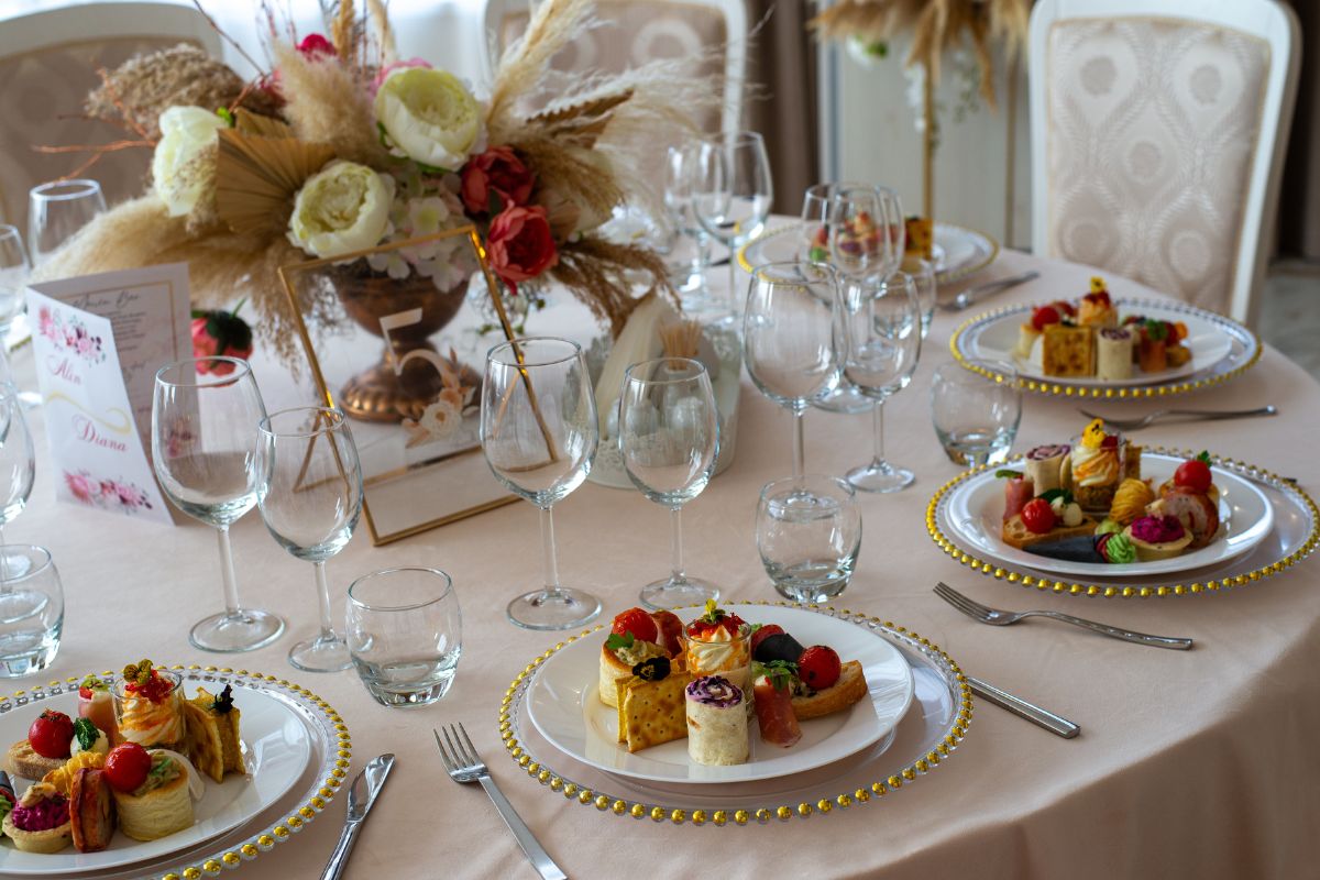 aperitiv-exclusiv-catering-masa-invitati