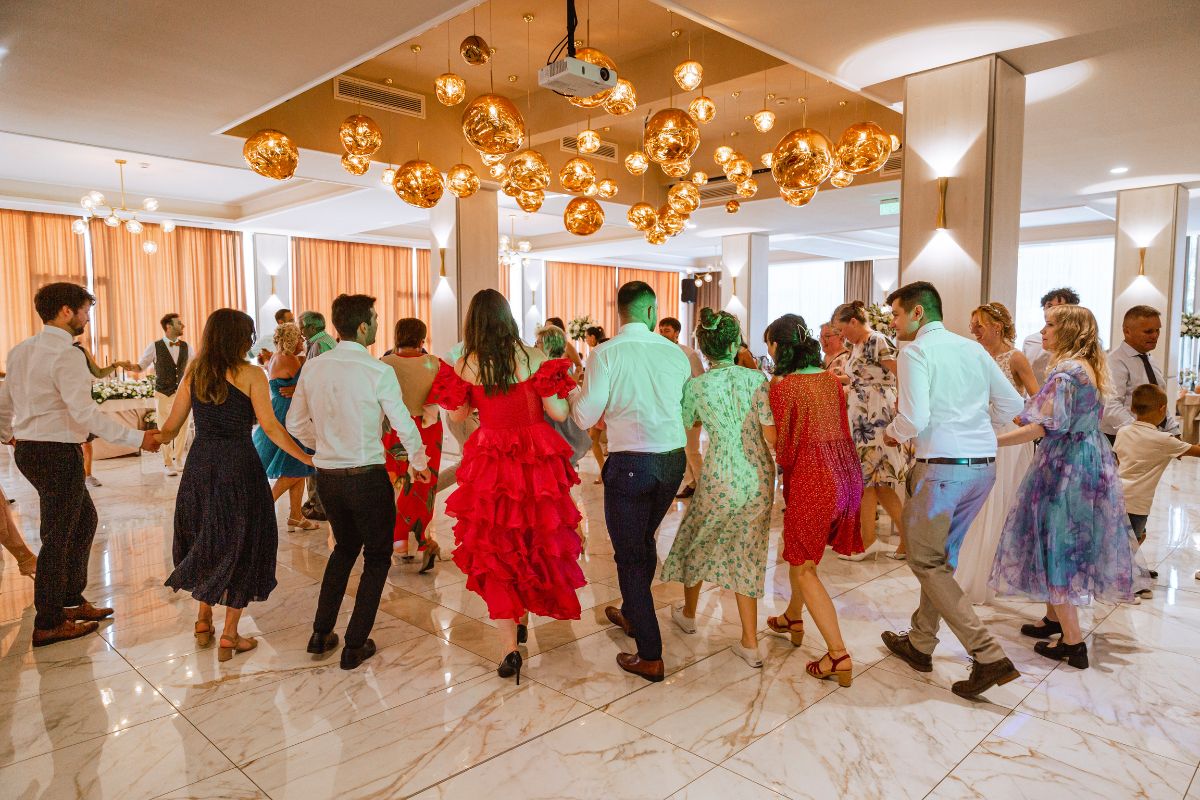 dansul-invitatiilor-la-exclusiv-catering